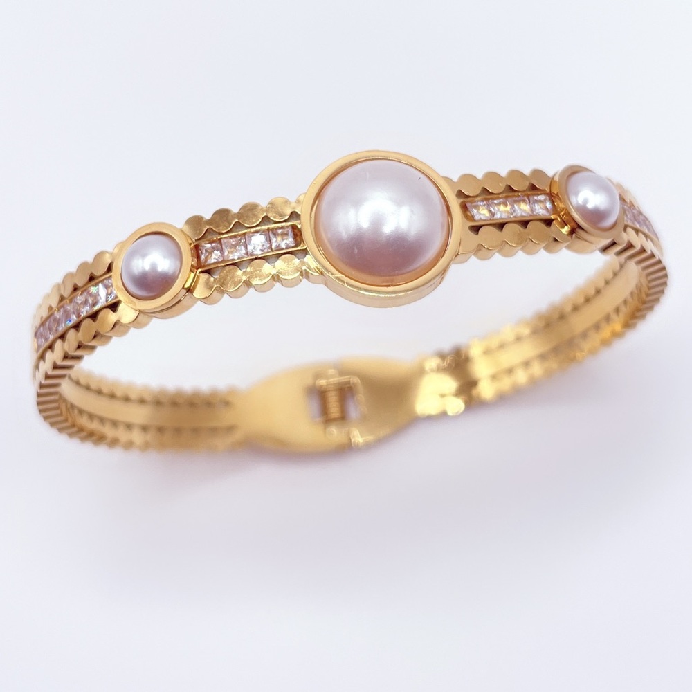 Elegant Gold Bracelet with Pearls